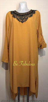 Tuniek met zwart versierde hals 