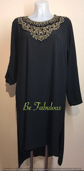 Tuniek met zwart versierde hals